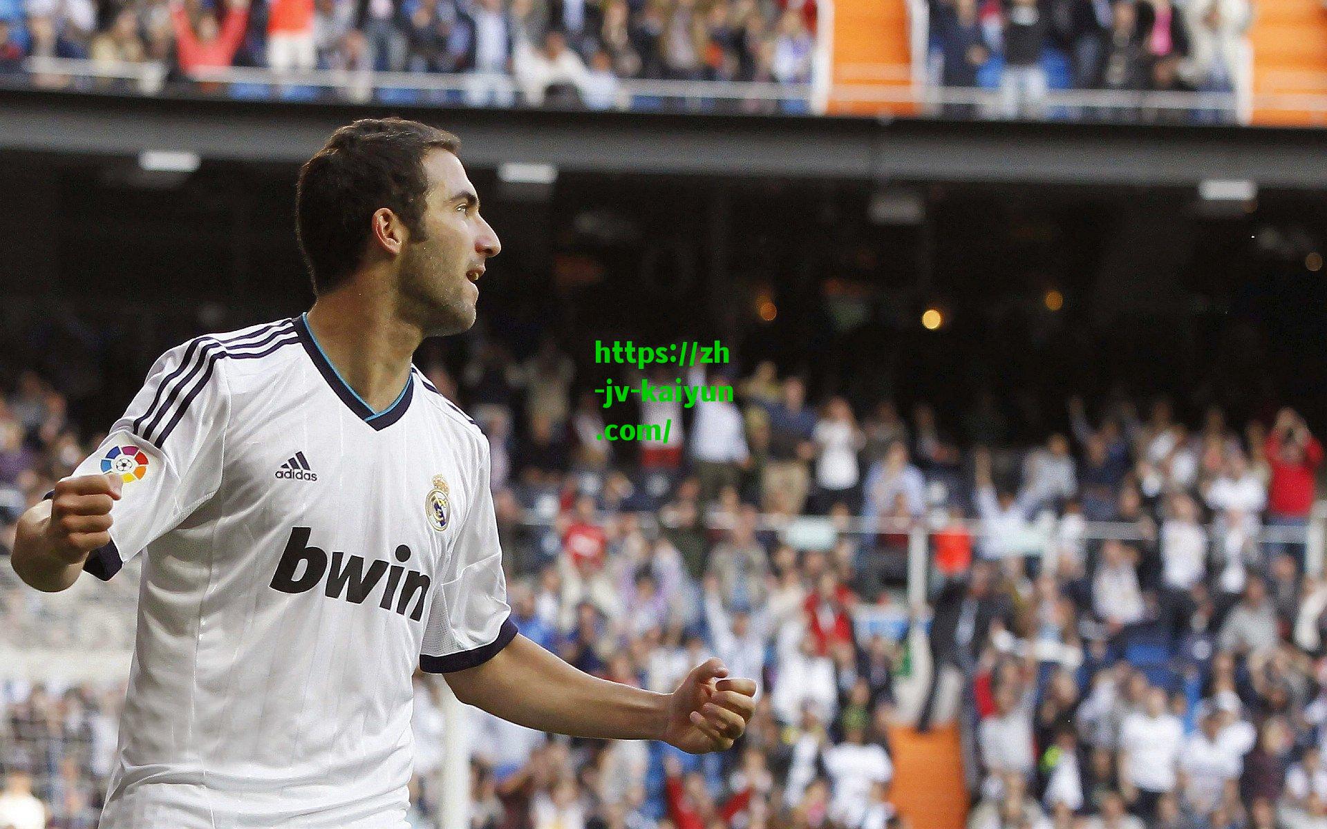 三位潮男亚历山大赛后与保罗、美网红场边合影留念